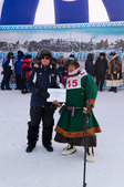 Азат Нигматов вручает сертификат на снегоход представителю сельскохозяйственного производственного кооператива «Тазовский»