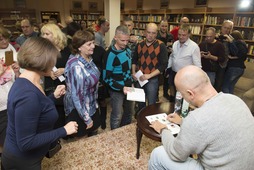 Захар Прилепин дал автографы ямбургским читателям