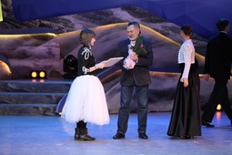 Марина Колесникова получает диплом