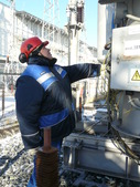 Электромонтер Сергей Миндюков принимает смену и осматривает электрооборудование ГТЭС-22,5