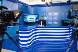 Корреспондент Виктор Курмачев готовится к записи выпуска новостей