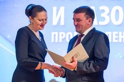 Олег Арно вручает благодарственное письмо Наталье Зубаревой