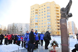 Начался снегоходный пробег с возложения цветов к памятнику первого генерального директора ООО «Газпром добыча Надым» Владиславу Стрижову.