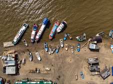 Лодки и речные суда запрудили весь берег на время праздника