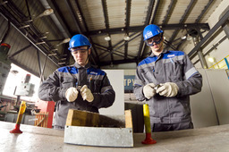 ГП-3С: слесари по ремонту ТУ Евгений Тырышкин и Роман Машнин готовят к работе всасывающие клапаны плунжерных насосов