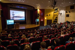 Школьники смотрят фильм о компании "Газпром добыча Ямбург"