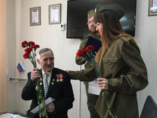 Председатель Совета ветеранов Анатолий Алешкин принимает поздравления