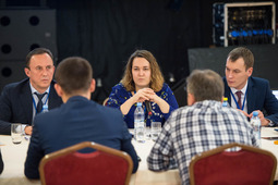 Анастасия Павлова, председатель Совета молодых ученых и специалистов ООО "Газпром добыча Ямбург", ведет круглый стол
