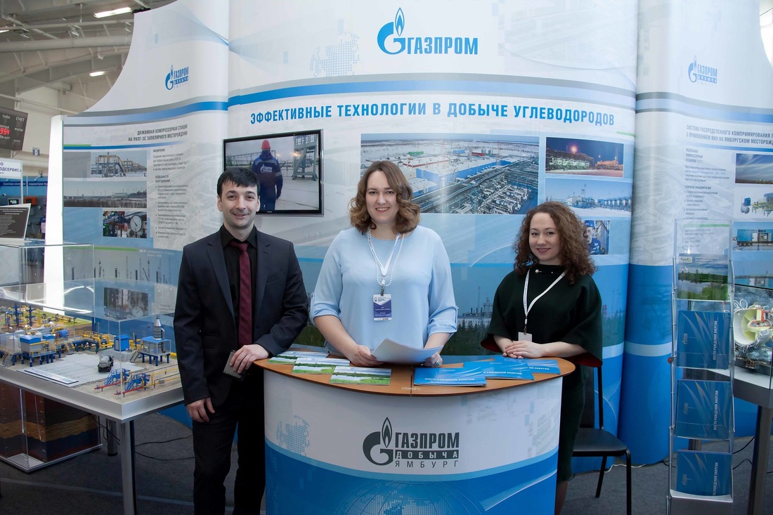 Работники компании презентуют стенд ООО «Газпром добыча Ямбург»