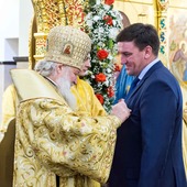 Патриарх Кирилл вручает награду Олегу Арно