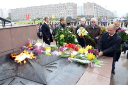 Возложение цветов к мемориалу на площади Памяти в Новом Уренгое