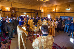 Архиепископу сослужили пять священников