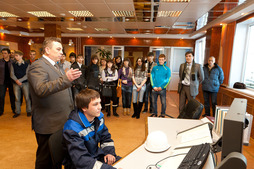 Начальник УКПГ-3С Михаил Макшаев рассказывает школьникам, как работает диспетчерский пульт