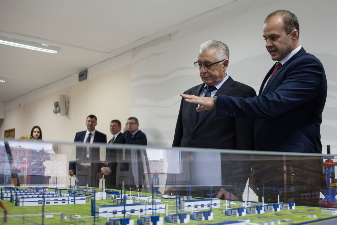 Директор техникума Сергей Ялов и Борис Пирковец, начальник УКиСР «Газпром добыча Ямбург» смотрят макет промысла