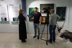 Съемочная группа ЯТВ берет интервью у директора новоуренгойского музея изобразительоных искусств Татьяны Марченко

Увеличенная фотография