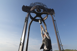 Стела «Мотополярник» была установлена на берегу Обской губы в 2016 году