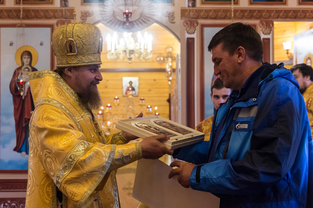 Архиепископ Николай дарит Олегу Арно икону