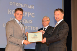 Победитель XI Открытого конкурса молодых специалистов получает сертификат на трудоустройство