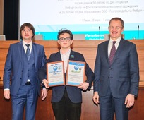 Заслуженную награду из рук Андрея Кривошеева (слева) и Валентина Крамара (справа) получил Илья Дулькин
