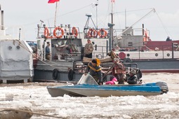 В Находке уходят последние льды — уже порядком побитые и легко преодолимые для лодок