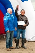 Глава района вручает бригадиру ключи от лодочного мотора, предоставленного ООО «Газпром добыча Ямбург»