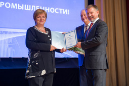 Генеральный директор ООО "Газпром добыча Ямбург" Олег Андреев вручает награды