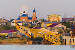 Караван судов, нагруженный подарками, стартует в порту посёлка Тазовского