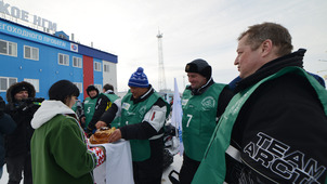 Участников экопробега на Южно-Русском месторождении встречают хлебом-солью