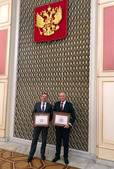 Валентин Крамар и Валерий Нагога (справа) с наградами в Доме Правительства Российской Федерации