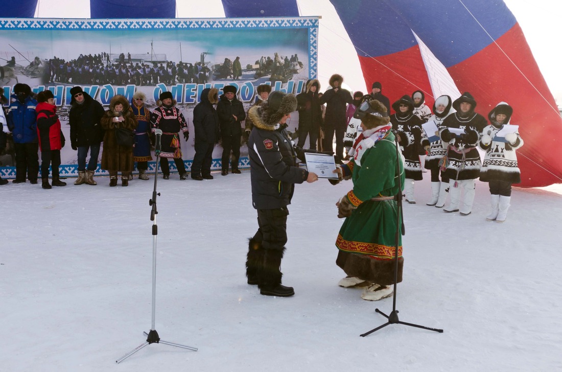Азат Нигматов вручает сертификат на снегоход за высокие производственные показатели бригаде №4