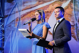 Ведущие праздника Ирина Филоненко и Александр Олешко