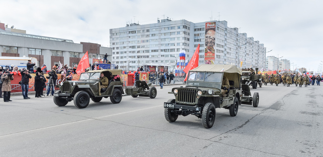 Колонна предприятия приветствует ветеранов Великой Отечественной войны