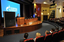 Генеральный директор ООО "Газпром добыча Ямбург" Олег Андреев на встрече с трудовым коллективом