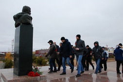 Возложение цветов к памятнику А.Р. Маргулову (Ямбургское нефтегазоконденсатное месторождение)