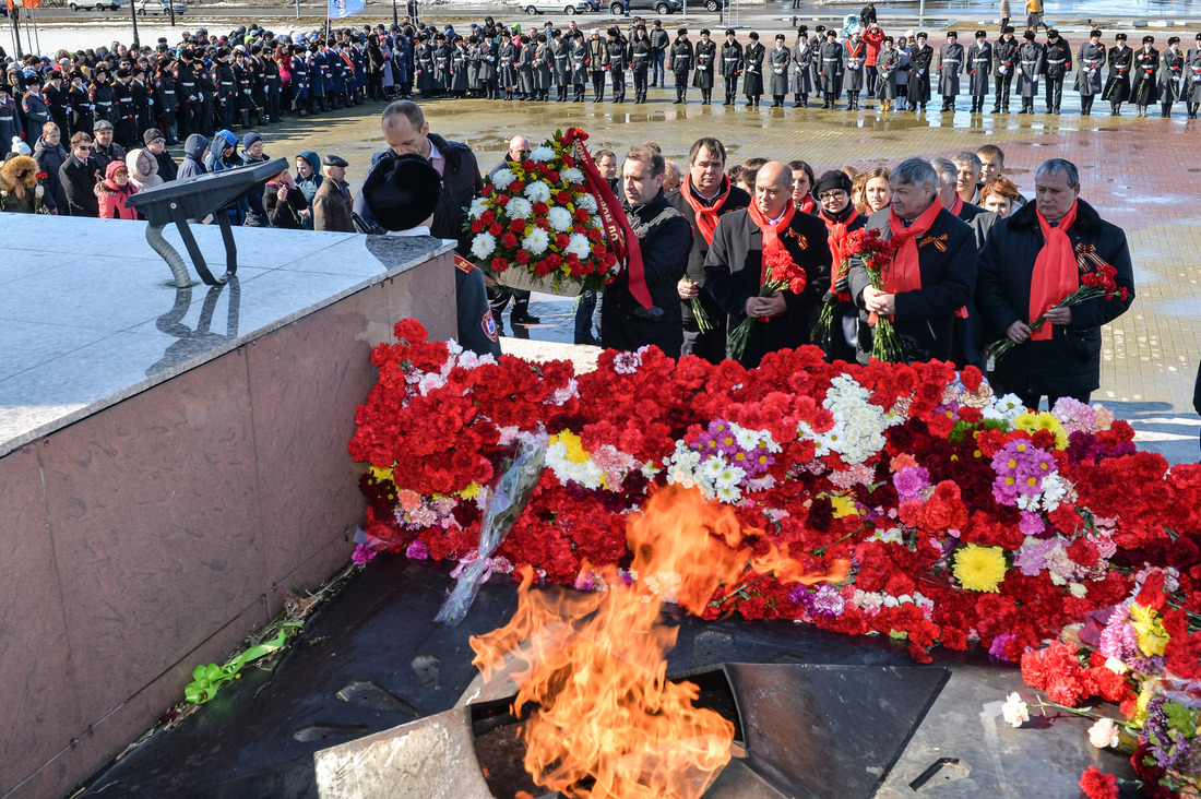 Возложение цветов к Вечному огню