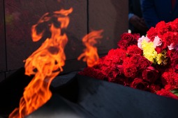 Вечный огонь у монумента "Лента славы" в Новом Уренгое