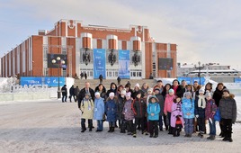 Делегация ООО «Газпром добыча Ямбург» возле Большого концертного зала Томской областной филармонии