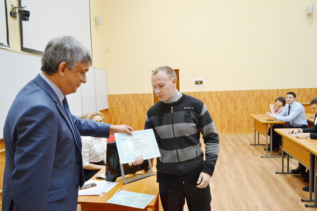 Олег Иванов вручает сертификаты