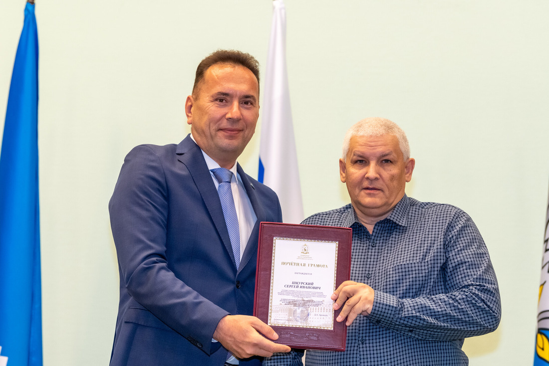 Глава Нового Уренгоя Андрей Воронов наградил Сергея Шкурского (справа)