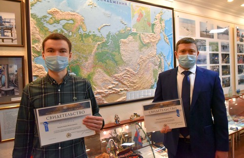 Борис Петров (слева) и Виталий Рогов с заслуженными наградами