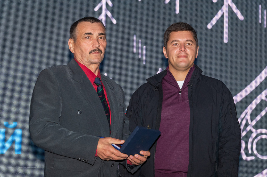 Губернатор ЯНАО Дмитрий Артюхов (справа) вручил награду Валерию Самусеву