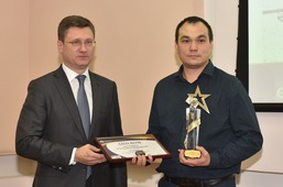 Александр Новак (слева) вручает награду Данилу Хусаинову