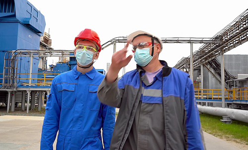 Инженер-энергетик Андрей Кольцов проводит экскурсию по четвёртому промыслу ЯНГКМ для Данила Кузьмича, студента ишимбайского нефтяного колледжа