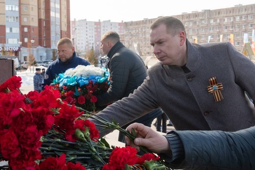 Церемония возложения цветов к Вечному огню на площади Памяти в Новом Уренгое