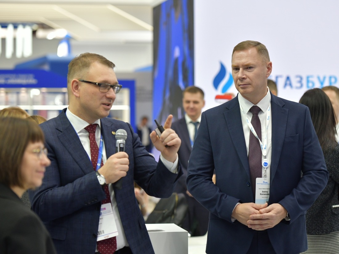 Делегацию ООО «Газпром добыча Ямбург» возглавляет генеральный директор Андрей Касьяненко (справа)