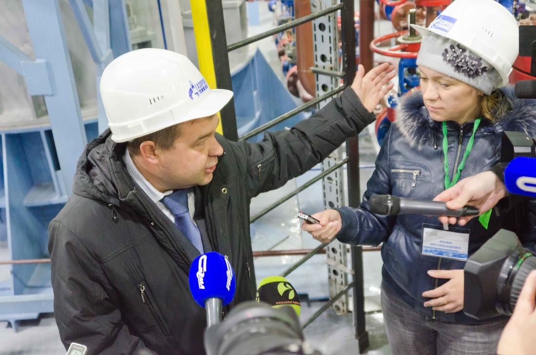 Заместитель начальника УКПГ 1В Дмитрий Корякин знакомит журналистов с процессом добычи и подготовки газа
