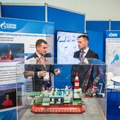 На выставочном стенде ООО "Газпром добыча Ямбург" представлен макет ледостойкой платформы