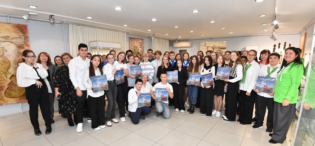 Компания ООО «Газпром добыча Ямбург» передала уникальные книги школам Нового Уренгоя