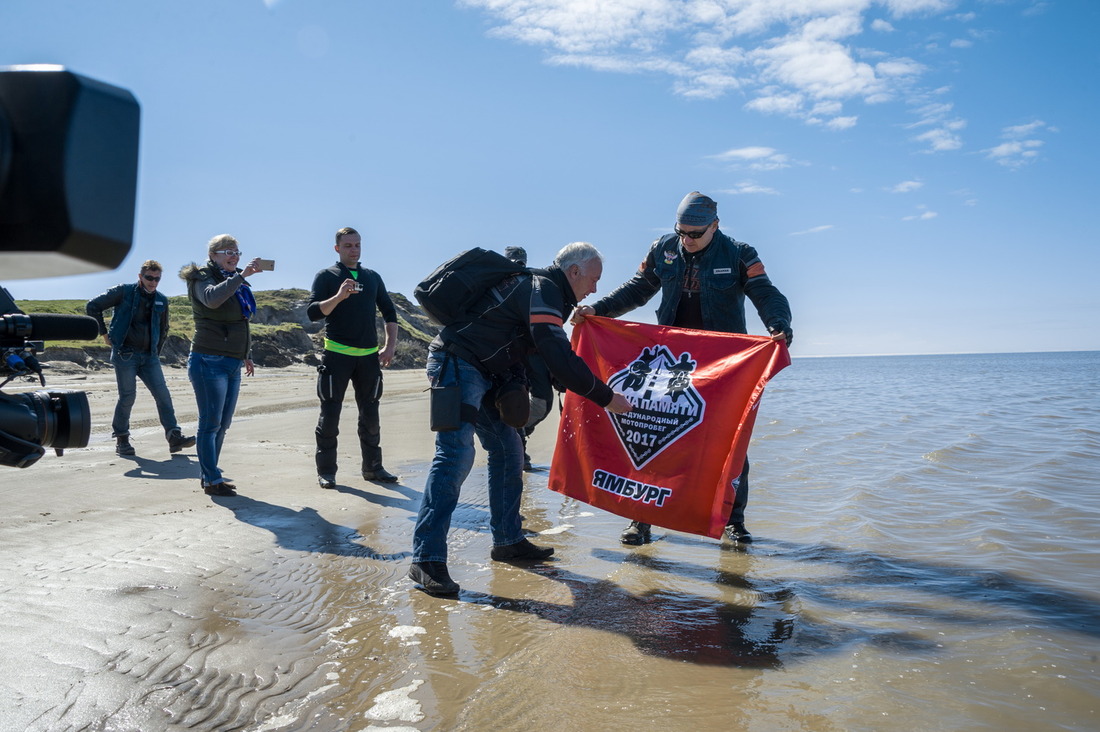 Флаг мотопробега омывается в Карском море