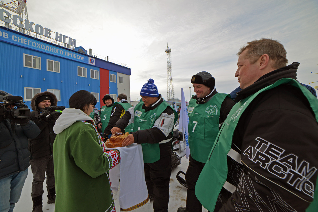 Участников экопробега на Южно-Русском месторождении встречают хлебом-солью